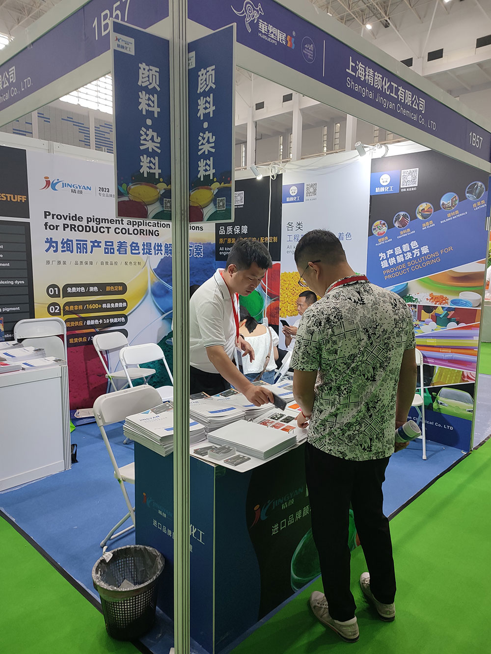 給客戶介紹我們的顏料色卡