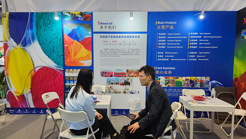 工作人員與客戶交流中