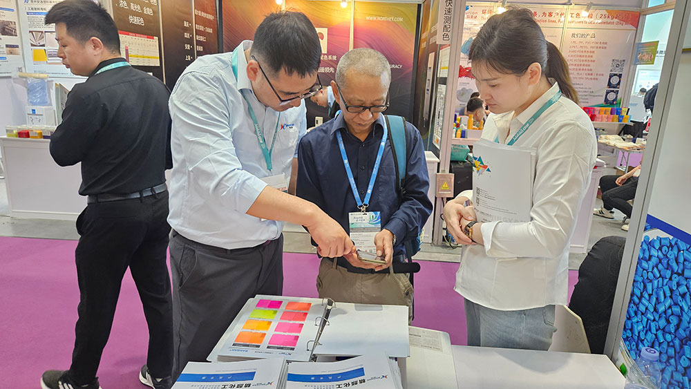 觀眾參觀精顏化工展位并咨詢產(chǎn)品